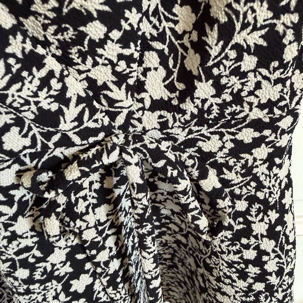 Monteau Los Angeles Womens M Black White Floral V-Neck Flutter Sleeve Tie Blouse - Picture 8 of 11